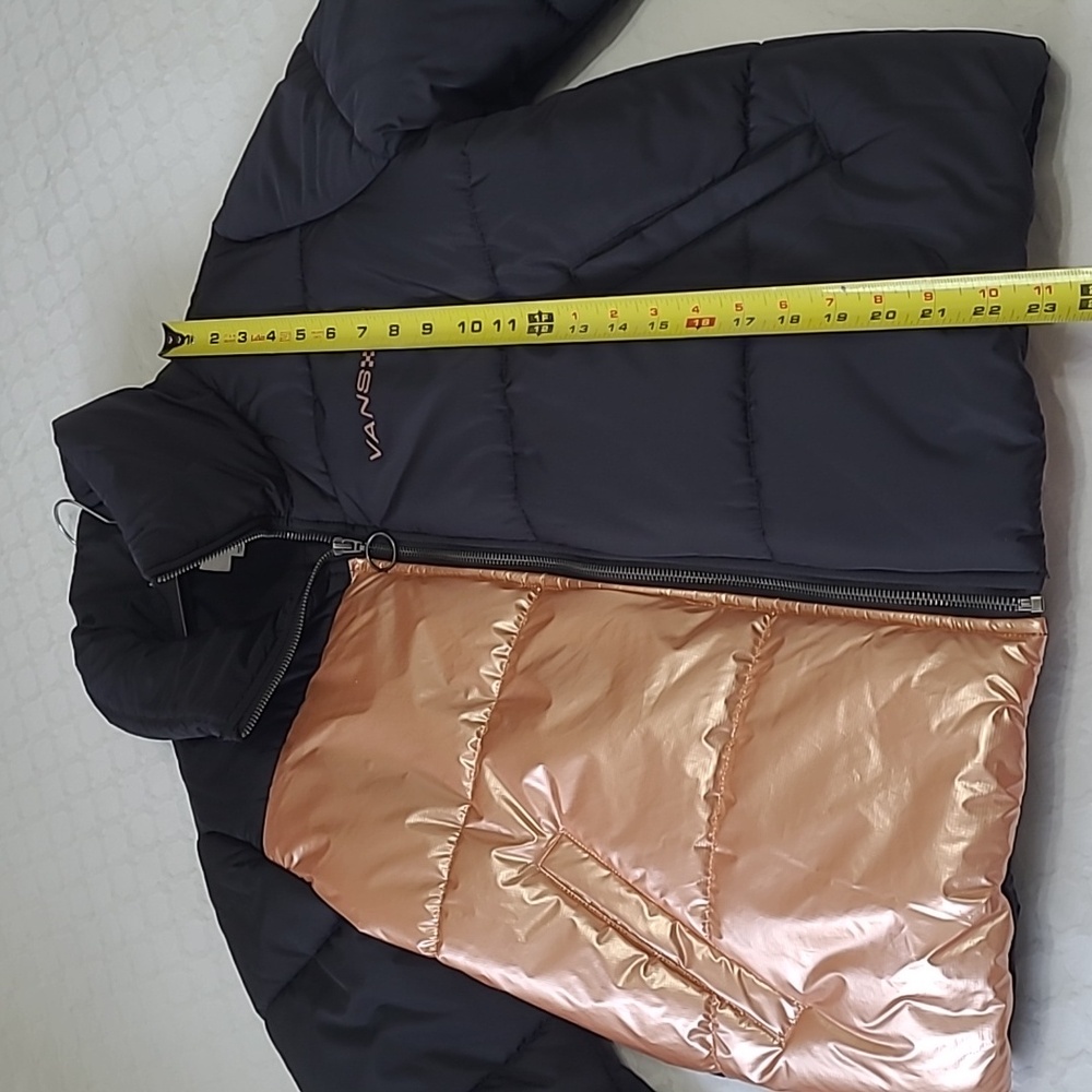 ๐๏ธ Vans 'Foundry' Metallic Puffer Jacket - Picture 7 of 8
